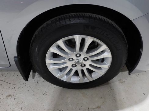 Used 2017 Toyota Sienna XLE w/ XLE Navigation Package FWD image 39
