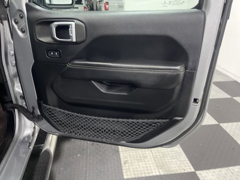 Used 2018 Jeep Wrangler Unlimited Sahara image 25