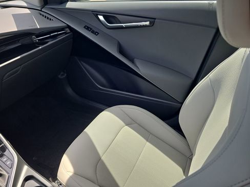 New 2026 Kia Niro EX FWD image 16