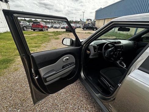 Used 2017 Kia Soul FWD image 11