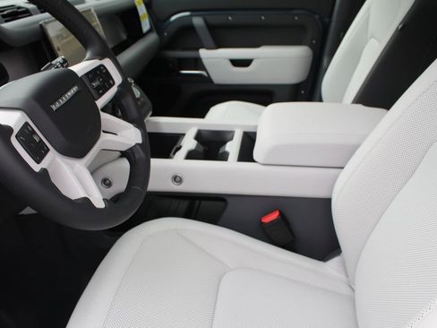 Used 2025 Land Rover Defender 110 S image 17