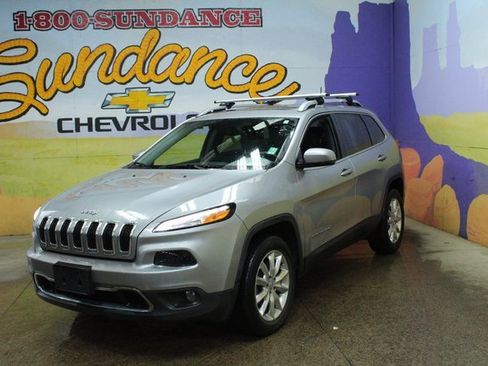 Used 2017 Jeep Cherokee Limited image 2