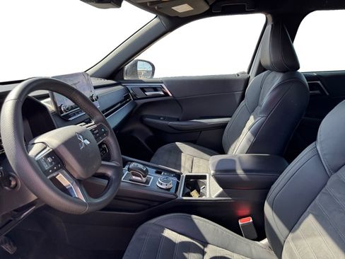 Used 2023 Mitsubishi Outlander SE Black Edition image 10