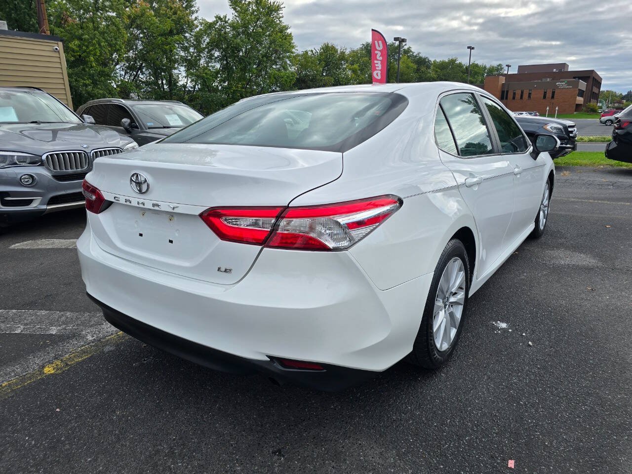 Used 2018 Toyota Camry LE w/ Convenience Package FWD image 3