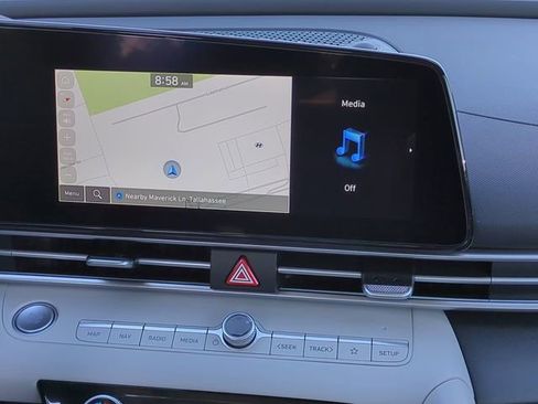 New 2025 Hyundai Elantra Limited image 17