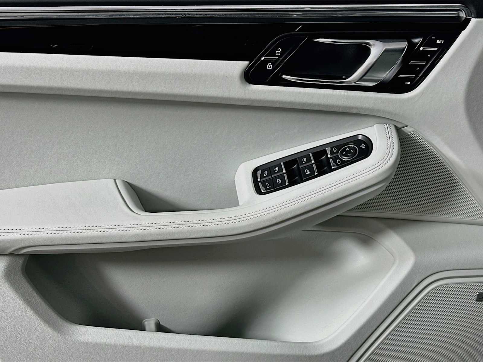 Certified 2025 Porsche Macan AWD/4WD image 11