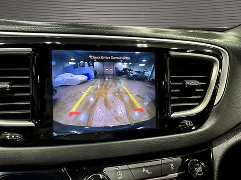 Used 2020 Chrysler Pacifica Touring-L Plus w/ S Appearance Package FWD image 13
