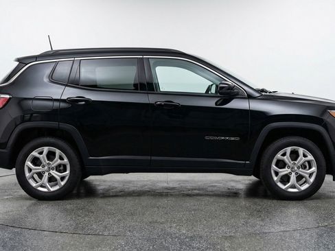Used 2025 Jeep Compass Latitude image 11