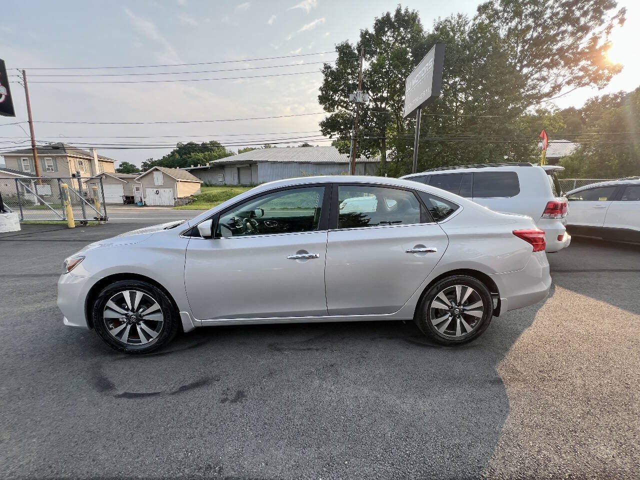 Used 2019 Nissan Sentra SV w/ Special Edition Package FWD image 2