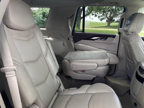 Used 2017 Cadillac Escalade Luxury AWD/4WD image 38