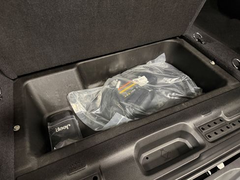 Used 2025 Jeep Wrangler Unlimited Sahara image 29