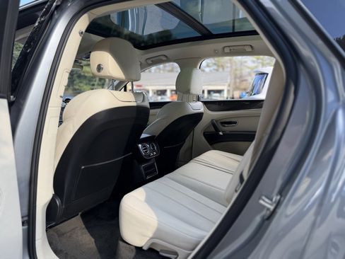 Used 2019 Bentley Bentayga image 31