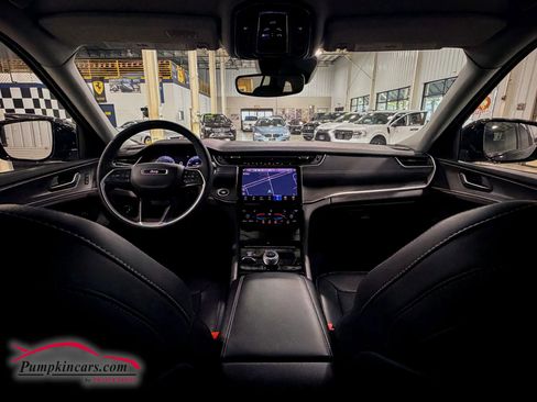 Used 2023 Jeep Grand Cherokee Limited w/ Black Appearance Package image 7