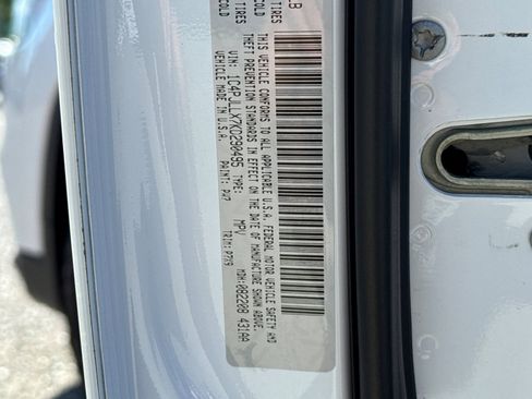Used 2019 Jeep Cherokee Latitude Plus w/ Comfort/Convenience Group image 19