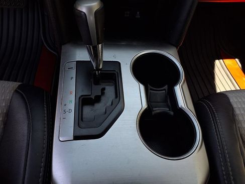Used 2014 Toyota Camry SE FWD image 11