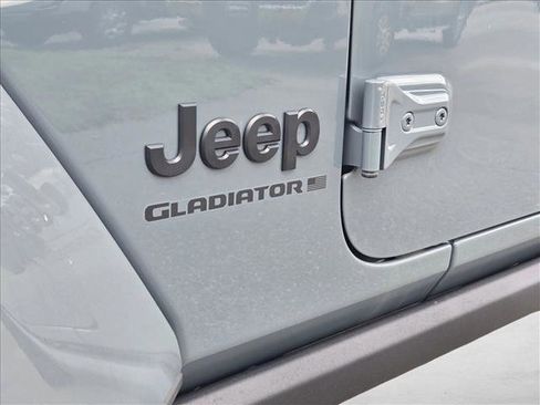 Used 2025 Jeep Gladiator Sport AWD/4WD image 8