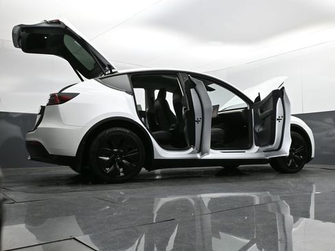 Used 2022 Tesla Model Y Long Range image 35
