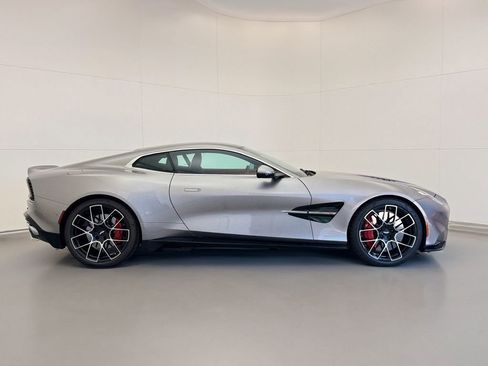 Used 2025 Aston Martin Vanquish image 2