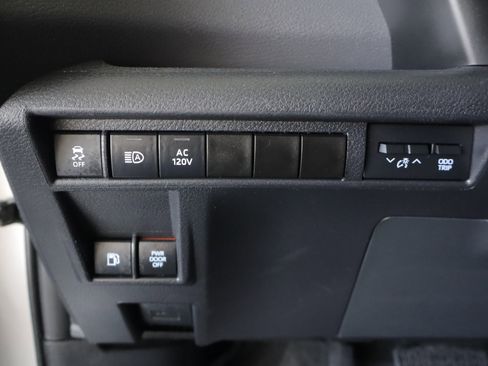 Used 2023 Toyota Sienna XSE AWD/4WD image 21