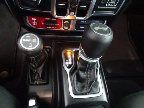 Certified 2025 Jeep Wrangler Unlimited Rubicon 4xe w/ Convenience Group AWD/4WD image 10
