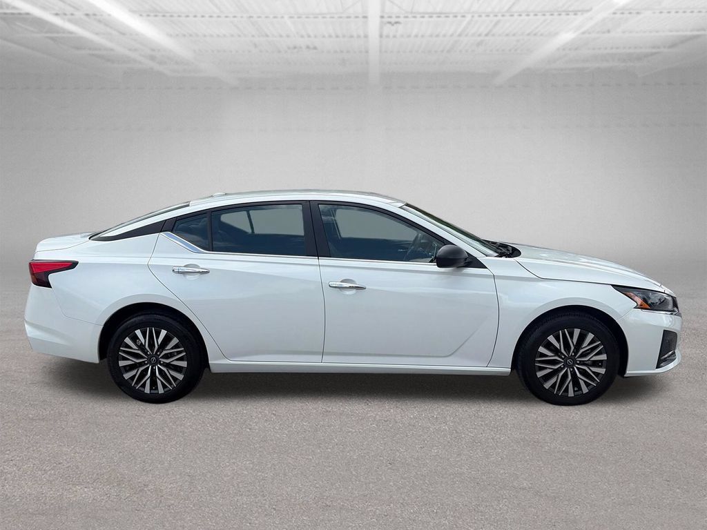 Used 2024 Nissan Altima 2.5 SV AWD/4WD image 7