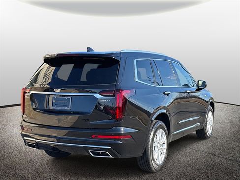Used 2025 Cadillac XT6 Luxury image 2