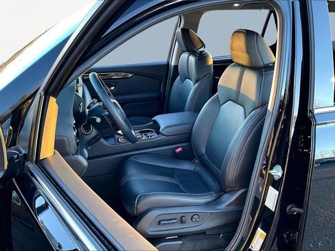 Used 2025 Honda Pilot Touring image 17