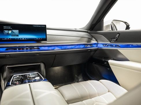 Used 2023 BMW 740i w/ Luxury Rear Seating Package RWD image 39