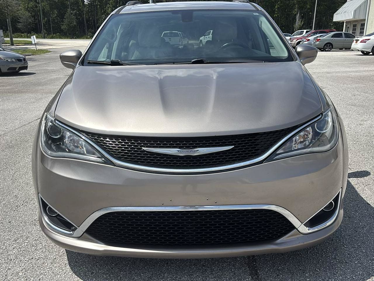 Used 2017 Chrysler Pacifica Touring-L w/ Tire & Wheel Group FWD image 3