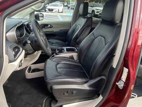 Used 2023 Chrysler Pacifica Touring-L image 13