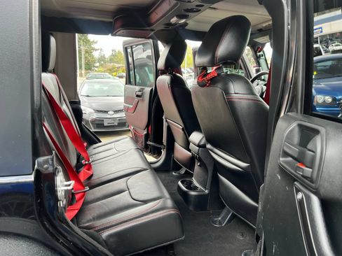 Used 2018 Jeep Wrangler Unlimited Rubicon AWD/4WD image 32