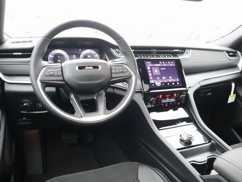 New 2025 Jeep Grand Cherokee Altitude image 2