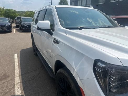 Used 2022 GMC Yukon SLT w/ SLT Premium Package AWD/4WD image 11