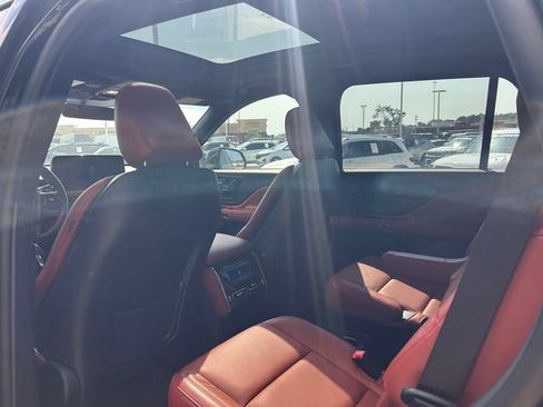 Used 2025 Lincoln Aviator Reserve AWD/4WD image 8