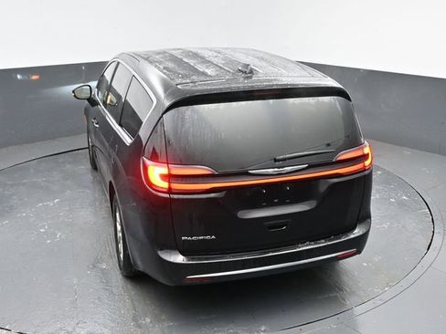 Used 2024 Chrysler Pacifica Touring-L image 27