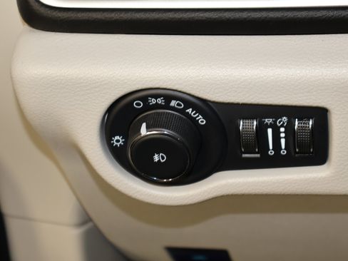 Used 2024 Chrysler Pacifica Touring-L image 35