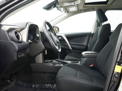Used 2018 Toyota RAV4 XLE AWD/4WD image 23