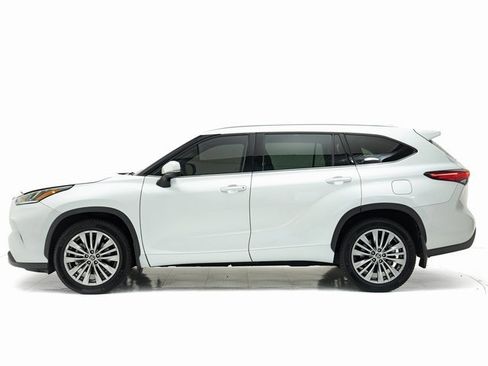 Used 2022 Toyota Highlander Platinum image 2