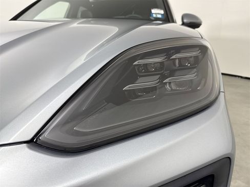 Certified 2025 Porsche Cayenne image 11
