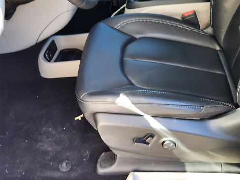 Used 2024 Chrysler Pacifica Touring-L image 8