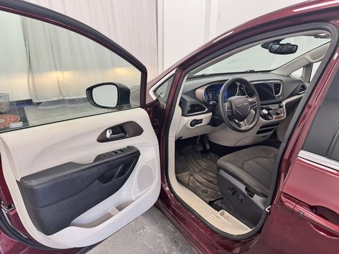 Used 2017 Chrysler Pacifica Touring w/ Tire & Wheel Group image 4