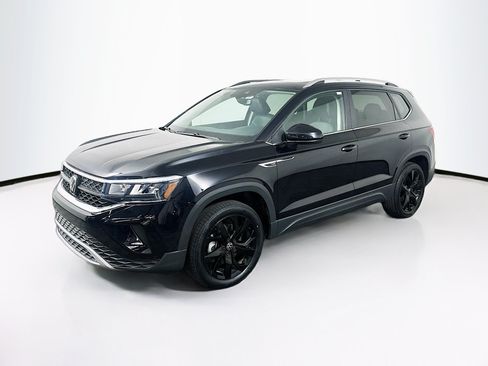 Used 2023 Volkswagen Taos SE w/ Panoramic Sunroof Package FWD image 3
