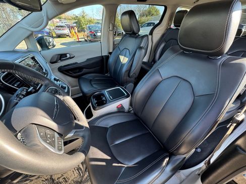 Used 2023 Chrysler Pacifica Touring-L image 38