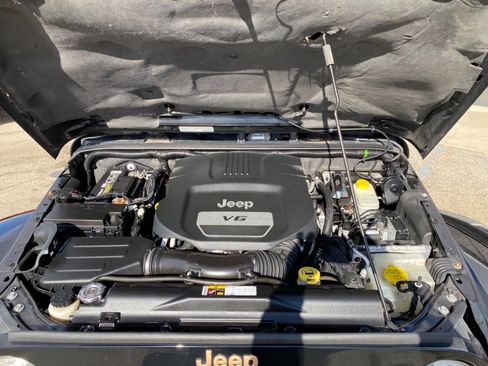 Used 2014 Jeep Wrangler Unlimited Sahara image 14