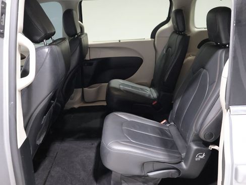 Used 2017 Chrysler Pacifica Touring-L w/ Tire & Wheel Group FWD image 16