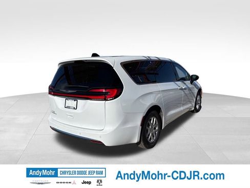 Used 2025 Chrysler Pacifica Select FWD image 7