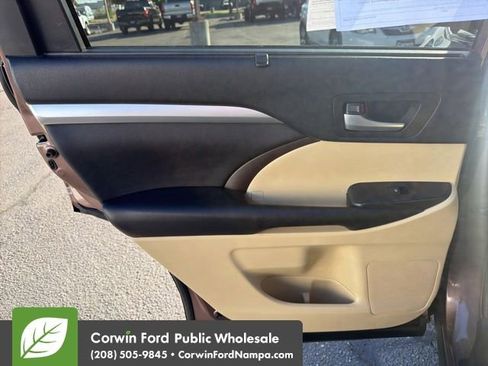 Used 2017 Toyota Highlander XLE w/ Carpet Mat Package AWD/4WD image 29
