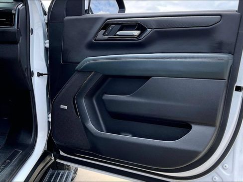 Used 2025 GMC Yukon AT4 w/ AT4 Premium Package AWD/4WD image 24