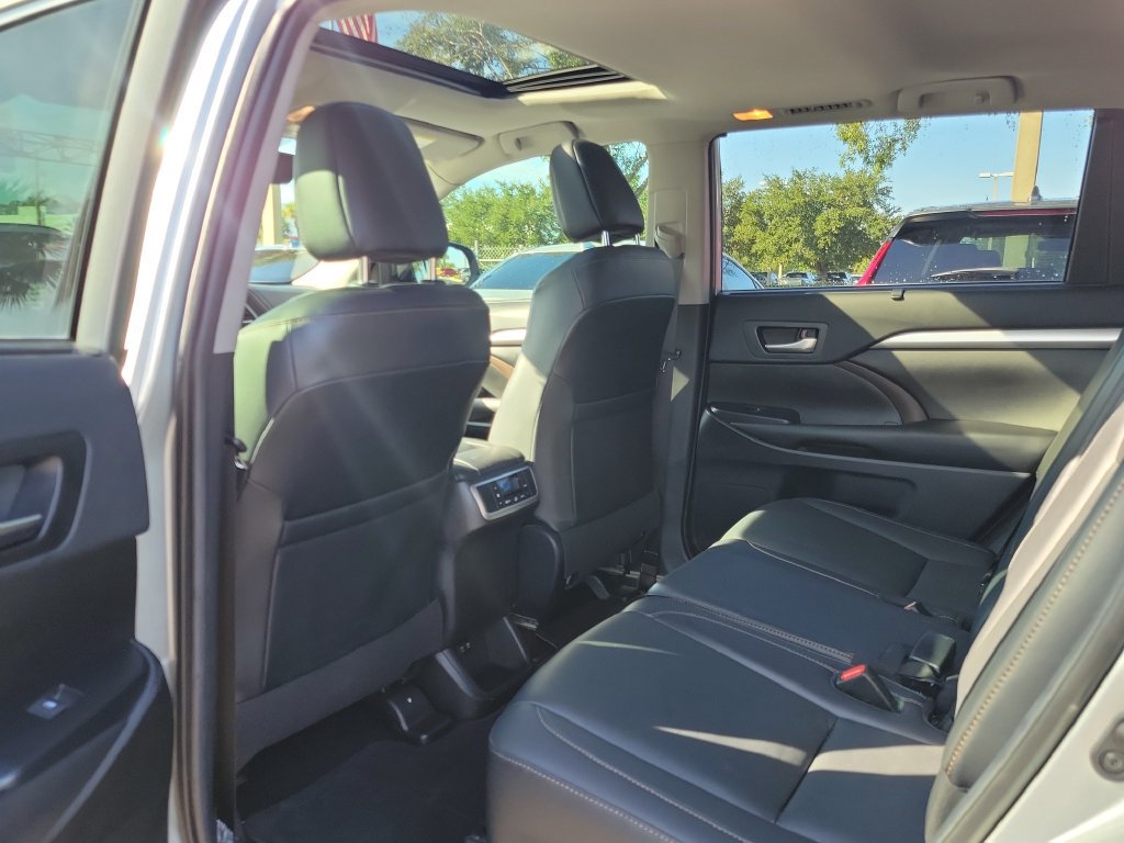 Used 2019 Toyota Highlander XLE FWD image 15