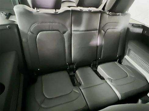 Used 2023 Land Rover Defender 130 SE image 29